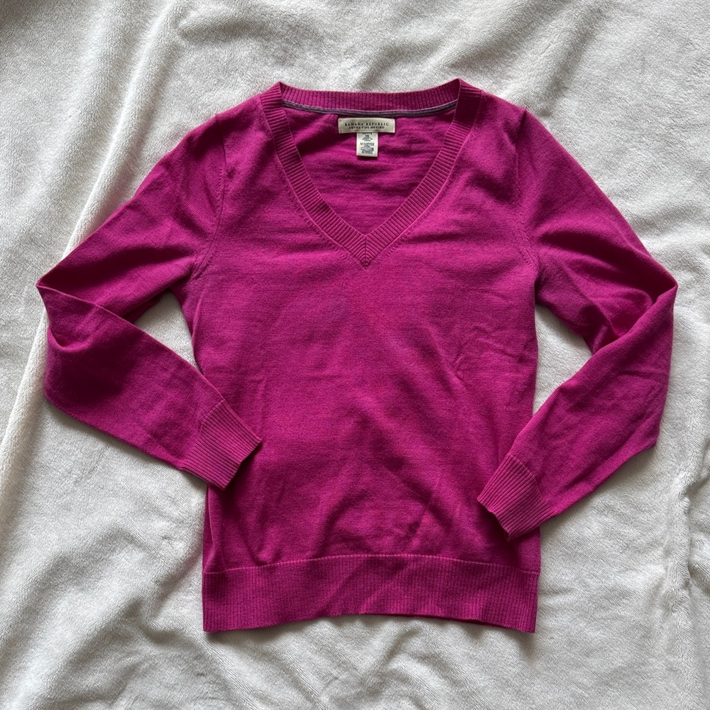 Banana Republic V-Neck Wool Sweater in Fuchsia- size XS